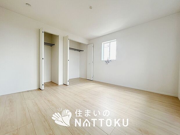 【現地写真(寝室)】木目の美しさを際立たせるシンプルデザインの建具を使用しています。