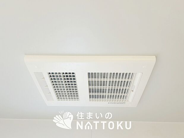 【浴室暖房換気乾燥機】サイドブロー機能で、乾燥効率アップです。
サイドに吹き出しを搭載することにより浴室内を端まで循環する気流ができ、さらに省エネ性能がアップします。