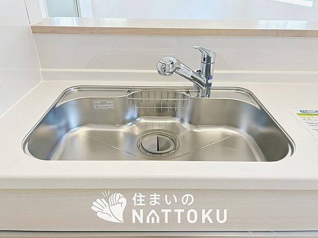【浄水器内臓ハンドシャワー付シンク】広々とした凸型シンクに洗剤ポケットを標準装備。すっきり収納できます。
また、蛇口の先端に浄水器を内蔵しているため場所をとりません。