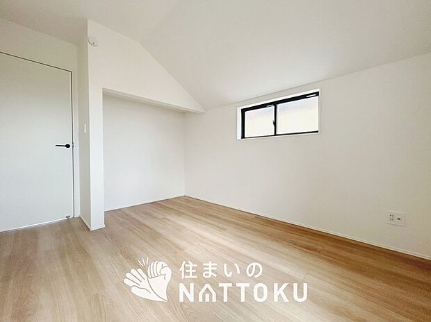 【現地写真（洋室）】木目の美しさを際立たせるシンプルデザインの建具を使用しています。