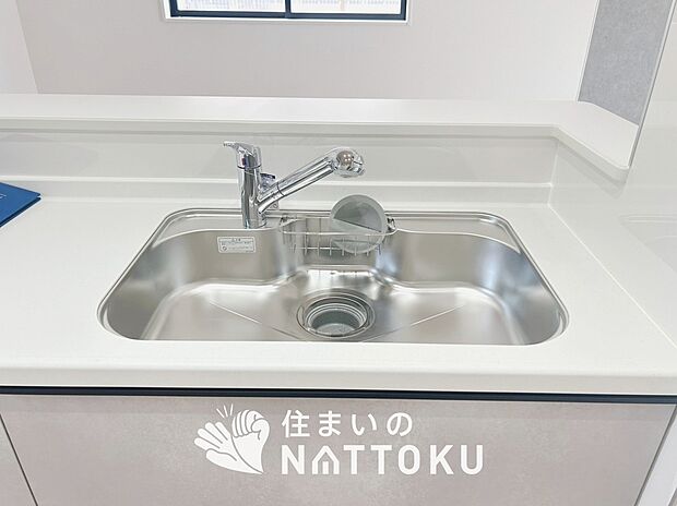 【浄水器内臓ハンドシャワー付シンク】広々とした凸型シンクに洗剤ポケットを標準装備。すっきり収納できます。
また、蛇口の先端に浄水器を内蔵しているため場所をとりません。