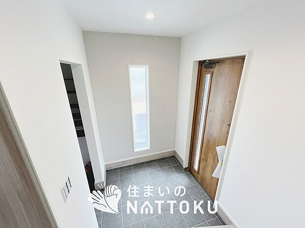 【現地写真（玄関）】玄関には、大型のシューズ収納を設置しています。