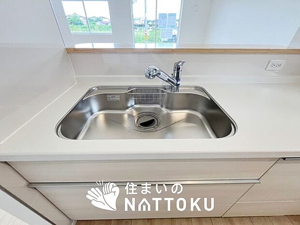 【浄水器内臓ハンドシャワー付シンク】広々とした凸型シンクに洗剤ポケットを標準装備。すっきり収納できます。
また、蛇口の先端に浄水器を内蔵しているため場所をとりません。