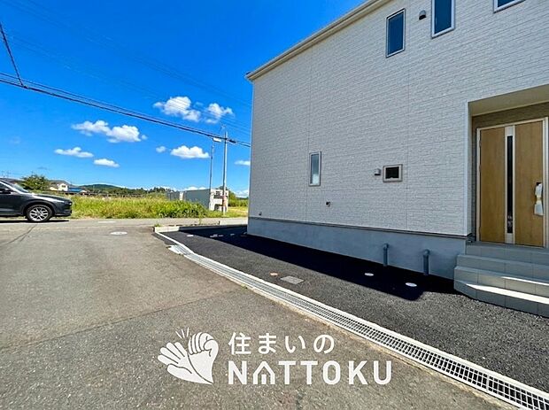 【現地写真(前道含む外観)】軽くて火災に強い屋根材を採用し、地震時の建物への負担や揺れを軽減しています。