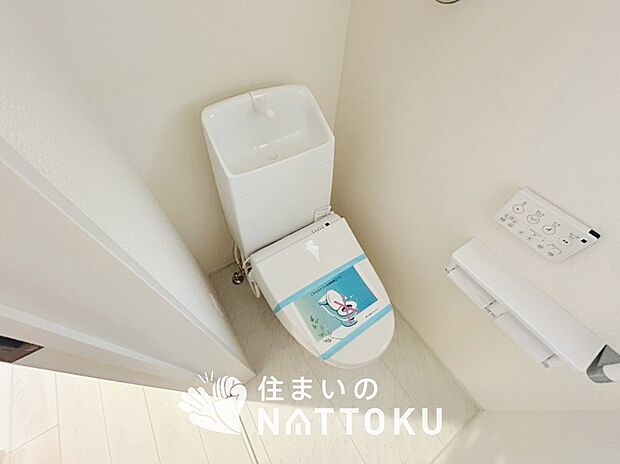 【トイレ】汚れてもサッとひと拭きでお手入れ簡単、エコ仕様の温水洗浄便座付きのトイレです。
バリアフリーにも配慮しています。