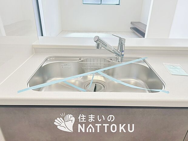 【浄水器内臓型ハンドシャワー付シンク】傷や汚れが付きにくい静音仕様の全面エンボス加工シンク。
また、蛇口の先端に浄水器を内蔵。浄水シャワーが使える毎分4リットルのたっぷり浄水。
