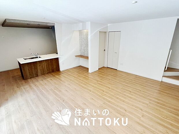 【現地写真(リビング)】フローリング材には、木目、色調など木材特有の風合いがあり、ナチュラルな美しさになっています。