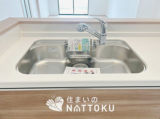 【浄水器内臓ハンドシャワー付シンク】広々とした凸型シンクに洗剤ポケットを標準装備。すっきり収納できます。
また、蛇口の先端に浄水器を内蔵しているため場所をとりません。