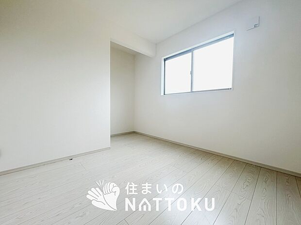 【現地写真（洋室）】木目の美しさを際立たせるシンプルデザインの建具を使用しています。