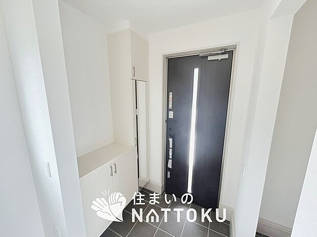【現地写真（玄関）】玄関には、大型のシューズ収納を設置しています。