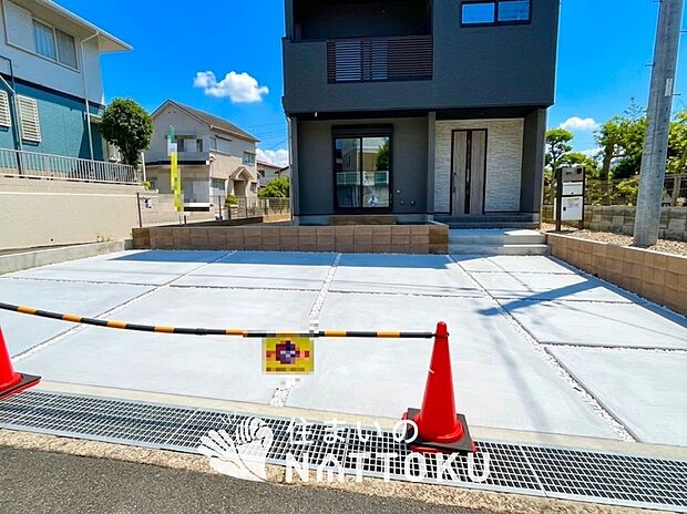 【現地写真（駐車場）】駐車スペースが広く、運転が苦手な方も安心です。