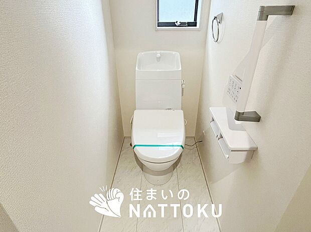 【トイレ】汚れてもサッとひと拭きでお手入れ簡単、エコ仕様の温水洗浄便座付きのトイレです。
バリアフリーにも配慮しています。