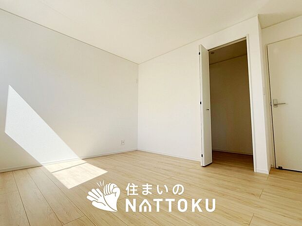 【現地写真(寝室)】木目の美しさを際立たせるシンプルデザインの建具を使用しています。