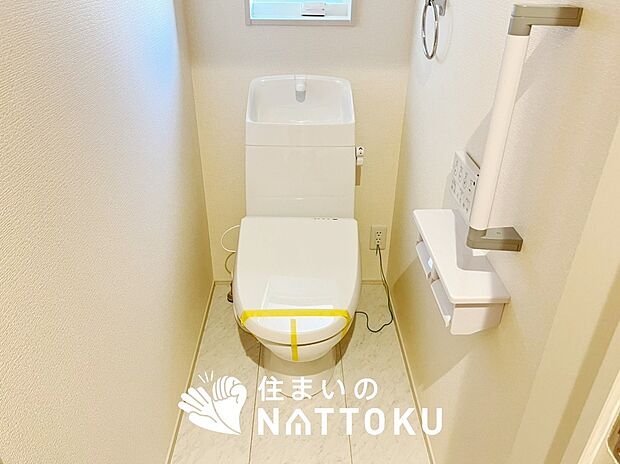 【トイレ】汚れてもサッとひと拭きでお手入れ簡単、エコ仕様の温水洗浄便座付きのトイレです。
バリアフリーにも配慮しています。