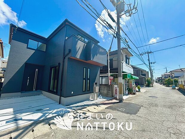 【現地写真(前道含む外観)】軽くて火災に強い屋根材を採用し、地震時の建物への負担や揺れを軽減しています。