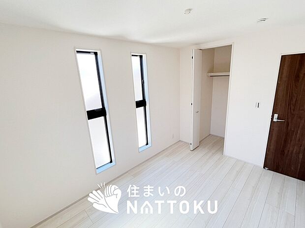 【現地写真(寝室)】木目の美しさを際立たせるシンプルデザインの建具を使用しています。