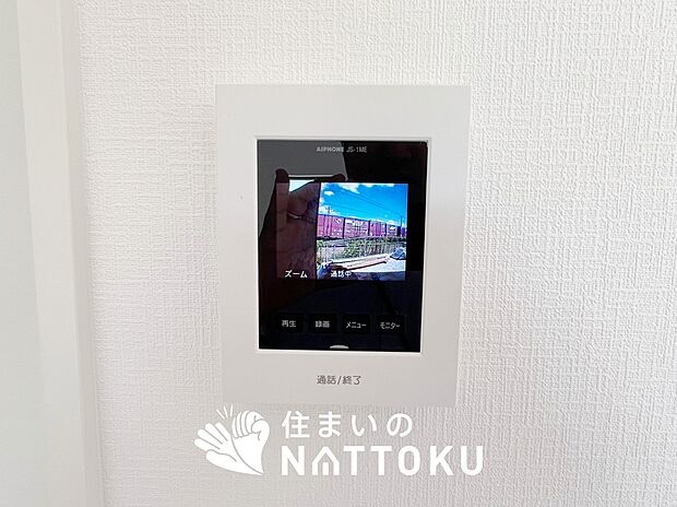 【TVモニター付インターホン】手放し通話ができ、送話表示灯で送話・受話状態が確認できます。
映像と音声で玄関先の様子をチェックできるモニター機能や、夜間の訪問者の顔も確認できるLEDライトを装備しています。