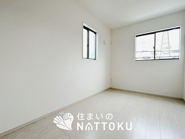 【現地写真（洋室）】木目の美しさを際立たせるシンプルデザインの建具を使用しています。