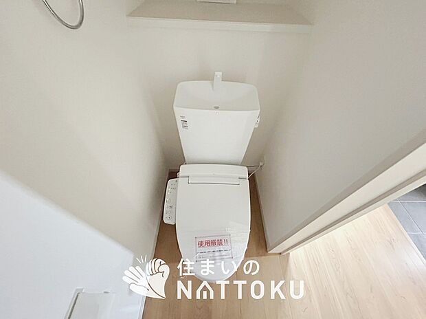 【トイレ】汚れてもサッとひと拭きでお手入れ簡単、エコ仕様の温水洗浄便座付きのトイレです。
バリアフリーにも配慮しています。