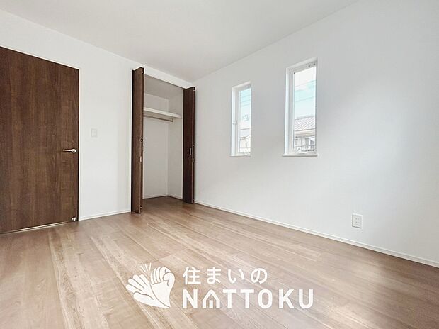 【現地写真(寝室)】木目の美しさを際立たせるシンプルデザインの建具を使用しています。