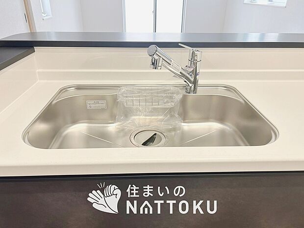 【浄水器内臓ハンドシャワー付シンク】広々とした凸型シンクに洗剤ポケットを標準装備。すっきり収納できます。
また、蛇口の先端に浄水器を内蔵しているため場所をとりません。