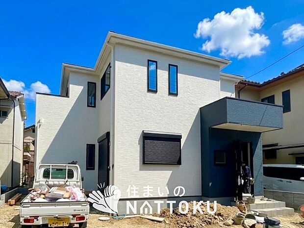 【現地写真(外観)】軽くて火災に強い屋根材を採用し、地震時の建物への負担や揺れを軽減しています。