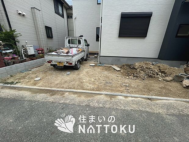 【現地写真(駐車場)】駐車スペースが広く、運転が苦手な方も安心です。