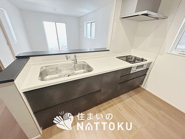 【現地写真(キッチン)】収納たっぷりのシステムキッチン、浄水器付水栓を標準装備しています。