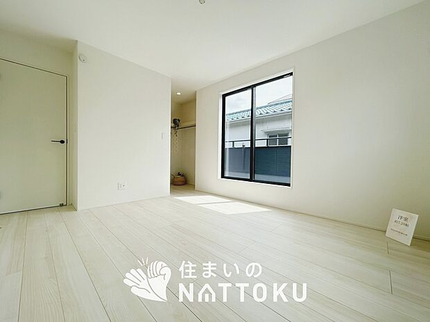 【現地写真(寝室)】木目の美しさを際立たせるシンプルデザインの建具を使用しています。