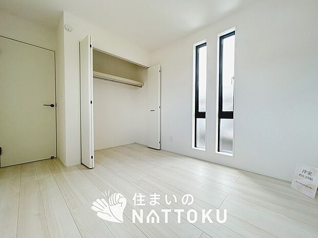 【現地写真(洋室)】木目の美しさを際立たせるシンプルデザインの建具を使用しています。
