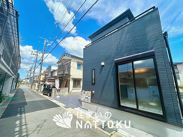 【現地写真(前道含む外観)】健康被害に配慮したもっとも安全性の高い建材を採用し、シックハウス対策をしております。