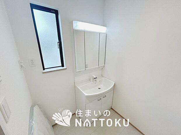 【洗面台・洗面所】鏡の両サイドは、必要なものを取出しやすく、大きな鏡面で朝の準備も快適。
使いやすいリフトアップ機能付きのシングルレバーシャワー水栓付です。