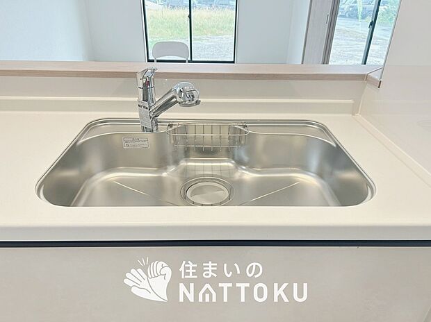 【浄水器内臓ハンドシャワー付シンク】広々とした凸型シンクに洗剤ポケットを標準装備。すっきり収納できます。
また、蛇口の先端に浄水器を内蔵しているため場所をとりません。