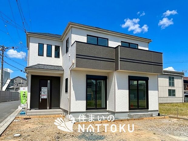 【現地写真(外観)】軽くて火災に強い屋根材を採用し、地震時の建物への負担や揺れを軽減しています。