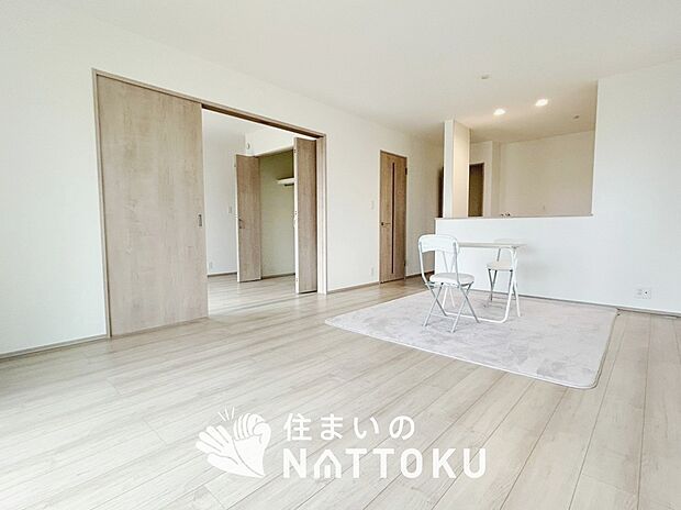 【現地写真(リビング)】フローリング材には、木目、色調など木材特有の風合いがあり、ナチュラルな美しさになっています。
