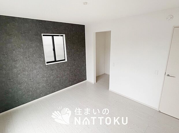 【現地写真(寝室)】木目の美しさを際立たせるシンプルデザインの建具を使用しています。