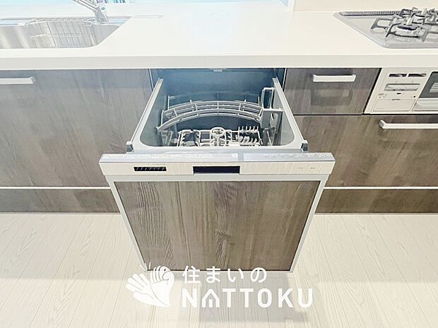 【食器洗い乾燥機】食後の時間にゆとりを与えてくれる食器洗い乾燥機。
操作ボタンも上面にあるので、腰をかがめずに操作ができラクラクです。