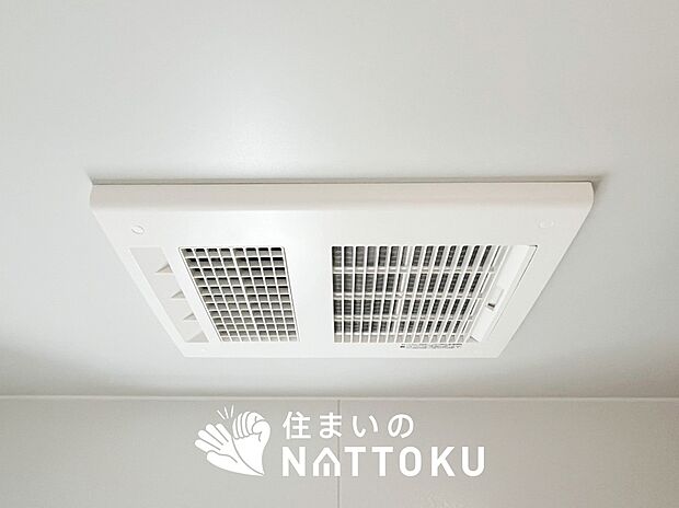 【浴室暖房換気乾燥機】サイドブロー機能で、乾燥効率アップです。
サイドに吹き出しを搭載することにより浴室内を端まで循環する気流ができ、さらに省エネ性能がアップします。