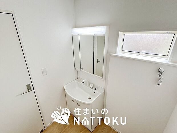 【洗面台・洗面所】鏡の両サイドは、必要なものを取出しやすく、大きな鏡面で朝の準備も快適。
使いやすいリフトアップ機能付きのシングルレバーシャワー水栓付です。