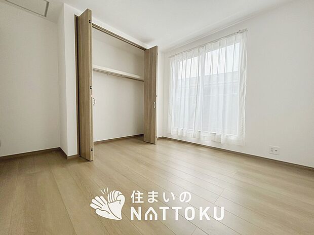 【現地写真(洋室)】木目の美しさを際立たせるシンプルデザインの建具を使用しています。