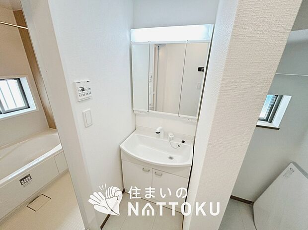 【洗面台・洗面所】鏡の両サイドは、必要なものを取出しやすく、大きな鏡面で朝の準備も快適。
使いやすいリフトアップ機能付きのシングルレバーシャワー水栓付です。