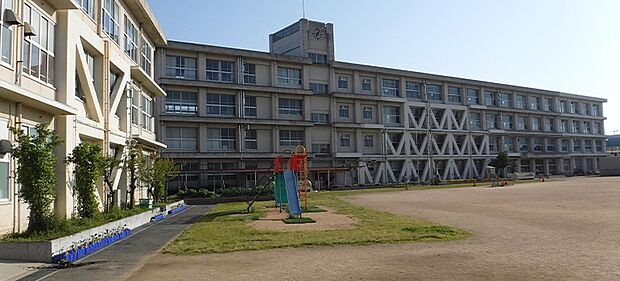 明石市立二見小学校(約640m)
