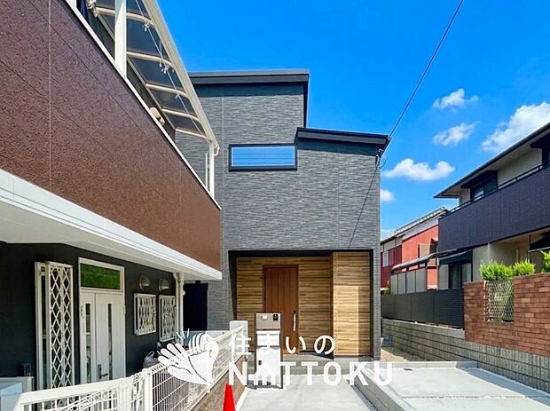 【現地写真(街並み)】軽くて火災に強い屋根材を採用し、地震時の建物への負担や揺れを軽減しています。