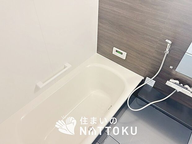 【現地写真(浴室)】浴室暖房乾燥機付き。1坪タイプで広々です。