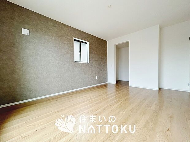 【現地写真(寝室)】木目の美しさを際立たせるシンプルデザインの建具を使用しています。