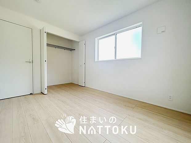【現地写真（洋室）】木目の美しさを際立たせるシンプルデザインの建具を使用しています。