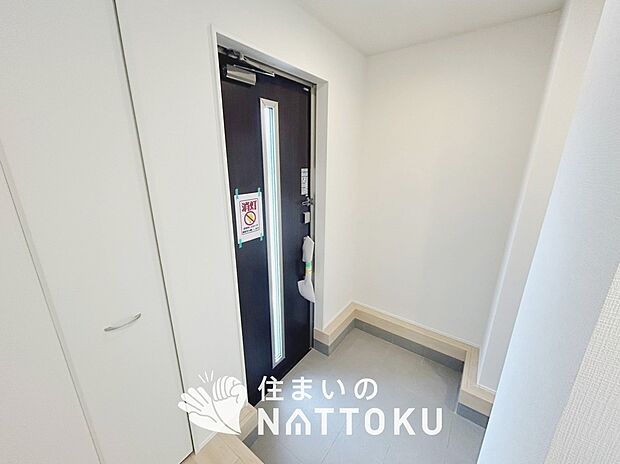 【現地写真（玄関）】玄関には、大型のシューズ収納を設置しています。