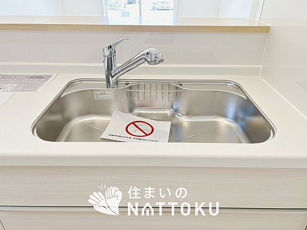【浄水器内臓ハンドシャワー付シンク】広々とした凸型シンクに洗剤ポケットを標準装備。すっきり収納できます。
また、蛇口の先端に浄水器を内蔵しているため場所をとりません。