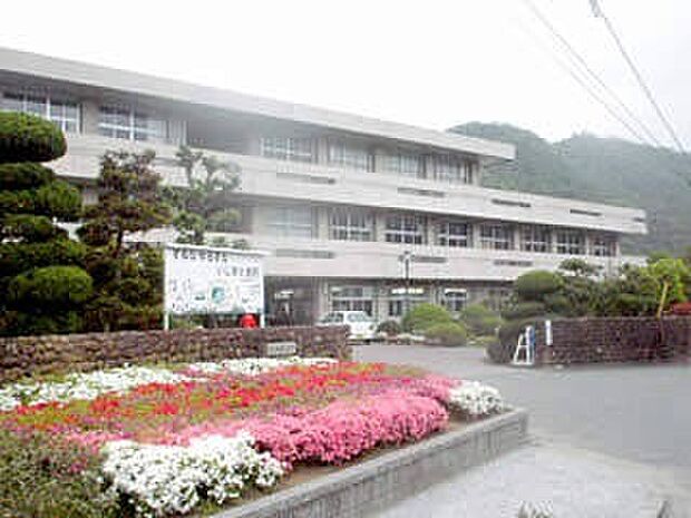 赤穂市立坂越小学校（約1,100m）