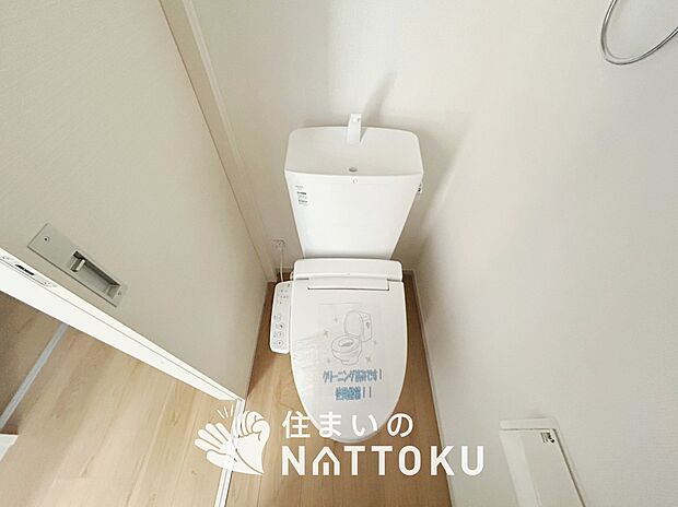 【トイレ】汚れてもサッとひと拭きでお手入れ簡単、エコ仕様の温水洗浄便座付きのトイレです。
バリアフリーにも配慮しています。